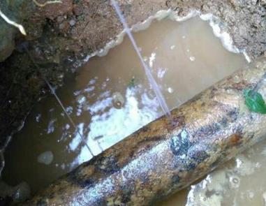 饶河楼顶渗水维修公司分享下地暖漏水的原因及检测方法。